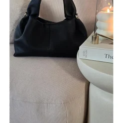 Le fauteuil de salon KAMPALA avec son design moderne beige