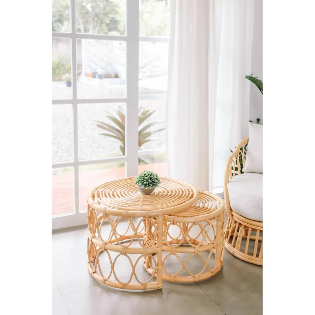 Le set de tables basses SALAWATI design épuré et sa structure en rotin