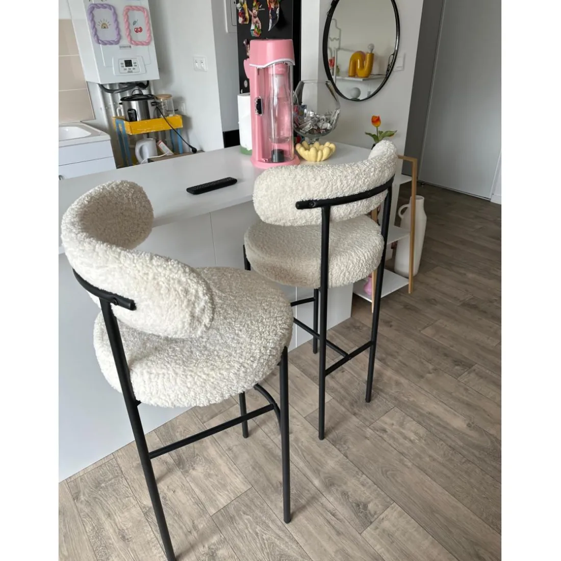 Le tabouret de bar LARS design scandinave élégant assise garnie premium avec une mousse ultra-dense