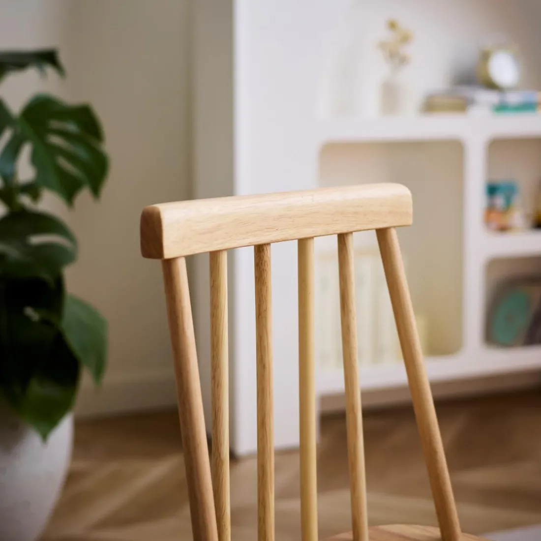 Lot de 2 chaises pour enfant NESNA design moderne et sa structure en bois massif