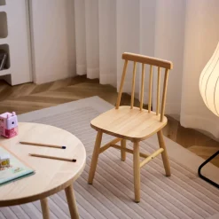 Lot de 2 chaises pour enfant NESNA design moderne et sa structure en bois massif