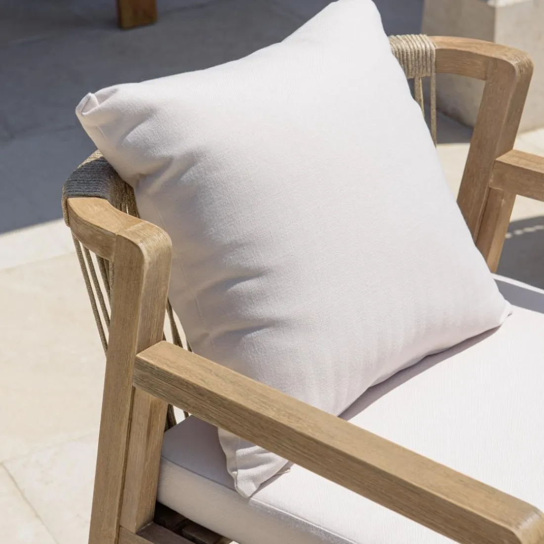 Lot de 2 fauteuils acacia beige coussins gris CELESTIN