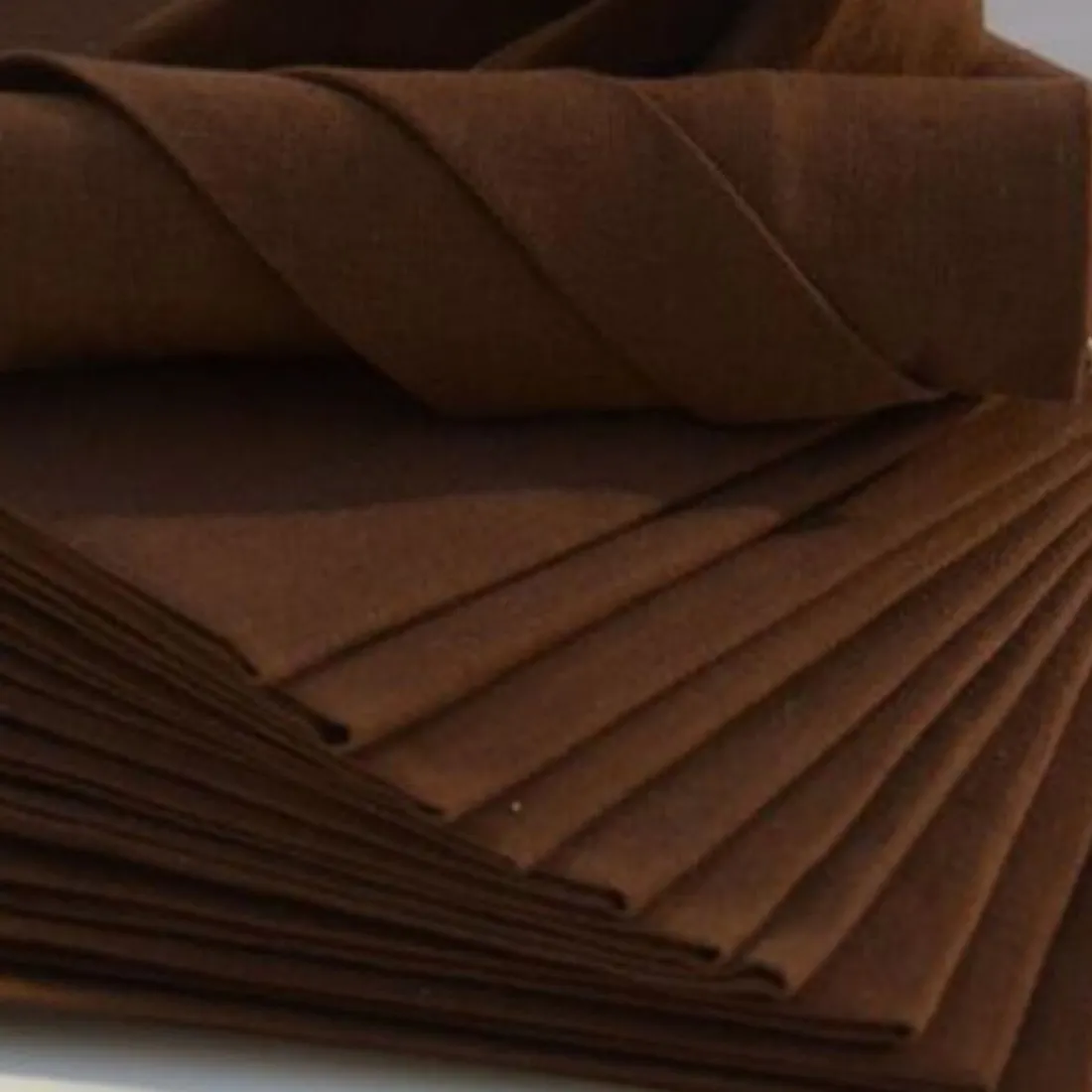 Lot de 12 serviettes de table carré en coton chocolat 44 x44 cm