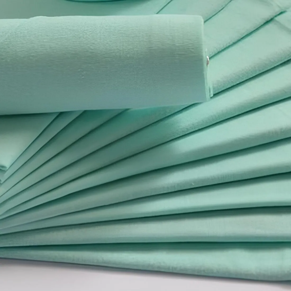 Lot de 12 serviettes de table ARC EN CIEL vert d'eau 44 x 44 cm