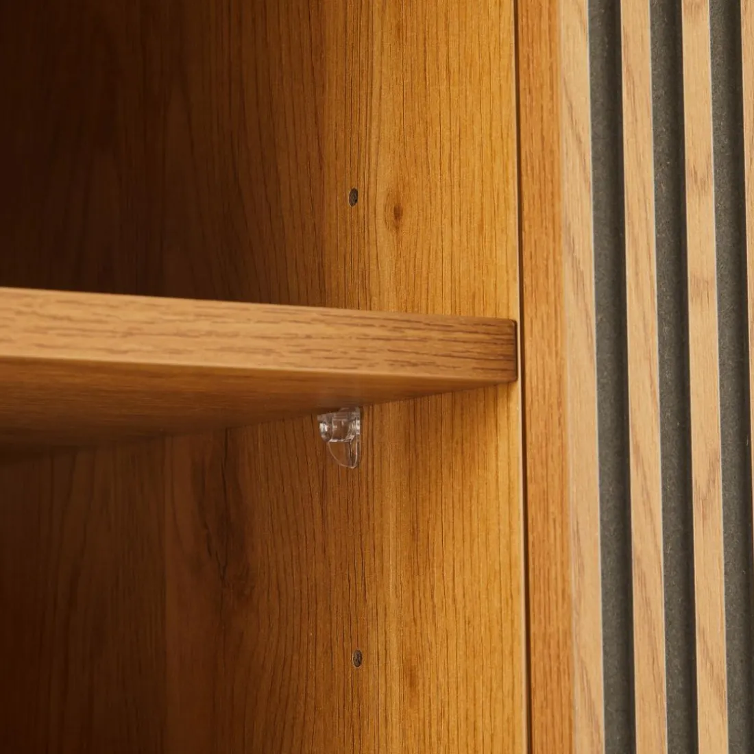 Meuble TV 2 portes 2 niches décor effet bois rainuré noir naturel SCOTT