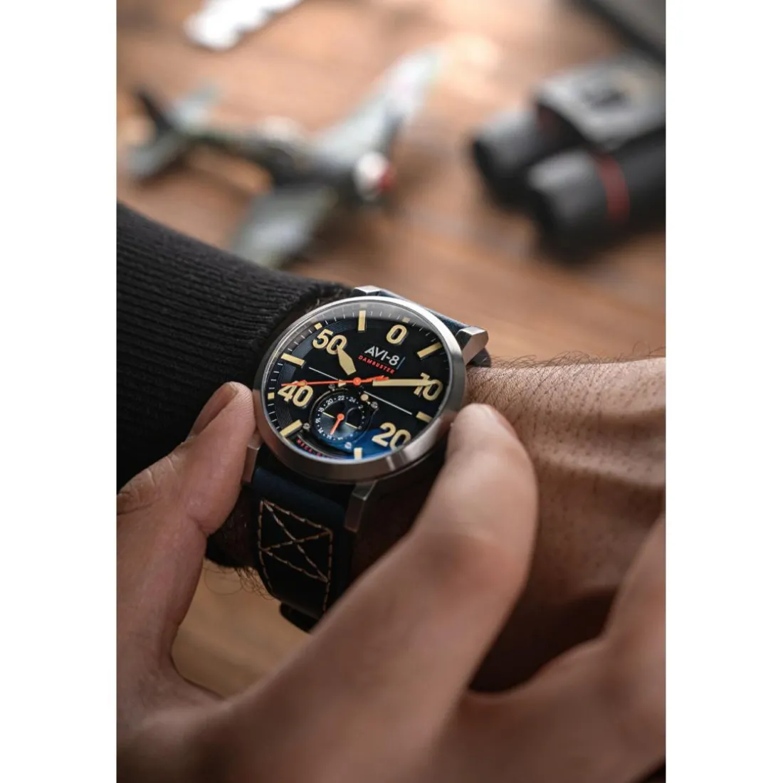 Montre Homme AVI-8 Dambuster Chadwick Meca-Quartz - AV-4113-01 Bracelet Cuir Bleu