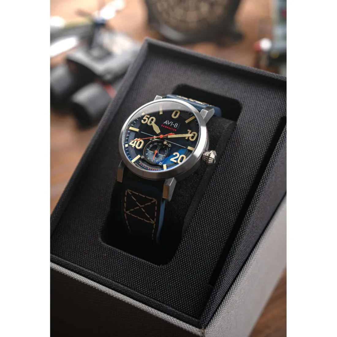 Montre Homme AVI-8 Dambuster Chadwick Meca-Quartz - AV-4113-01 Bracelet Cuir Bleu