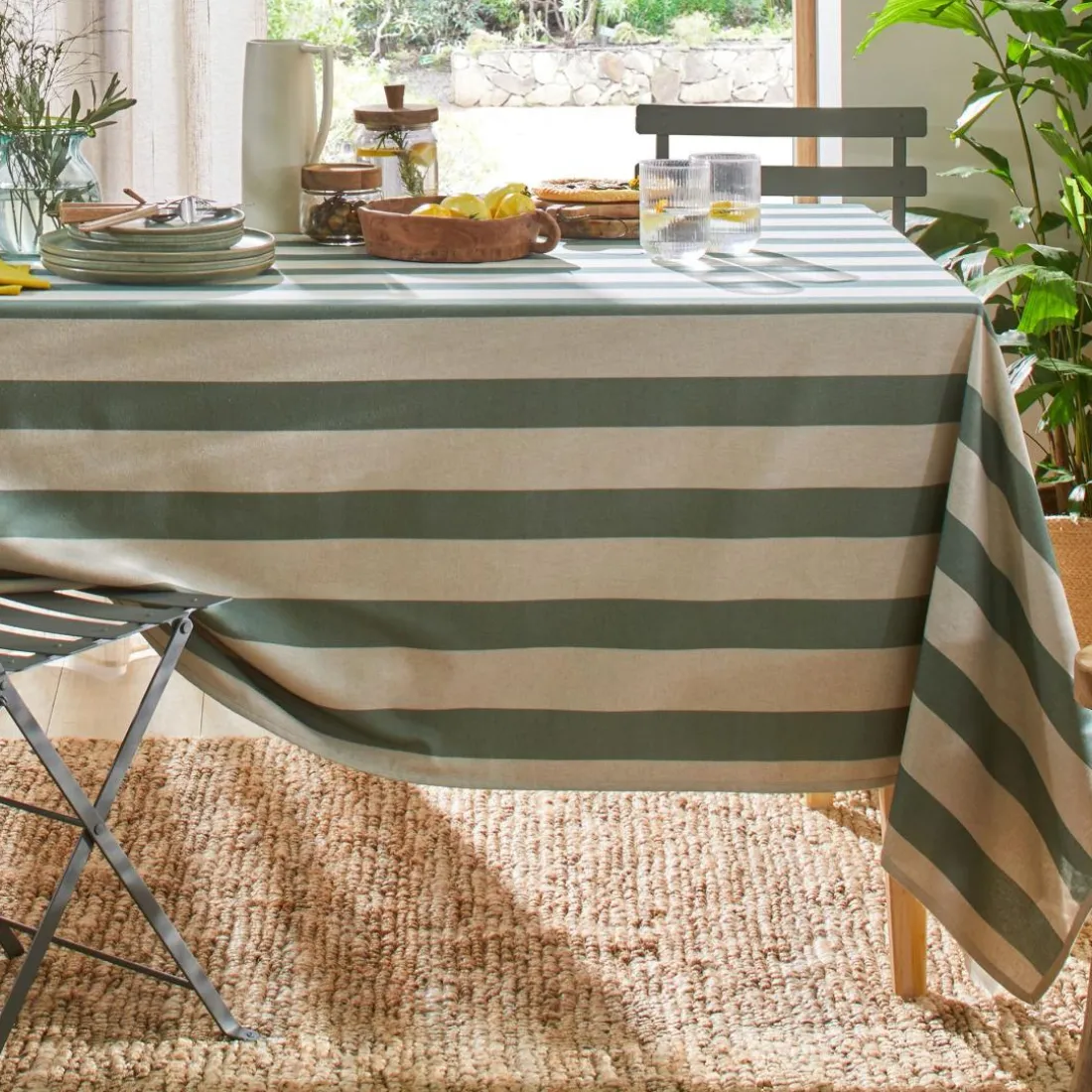 Nappe antitache RAYAS à rayures vert eucalyptus