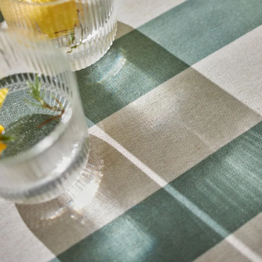 Nappe antitache RAYAS à rayures vert eucalyptus