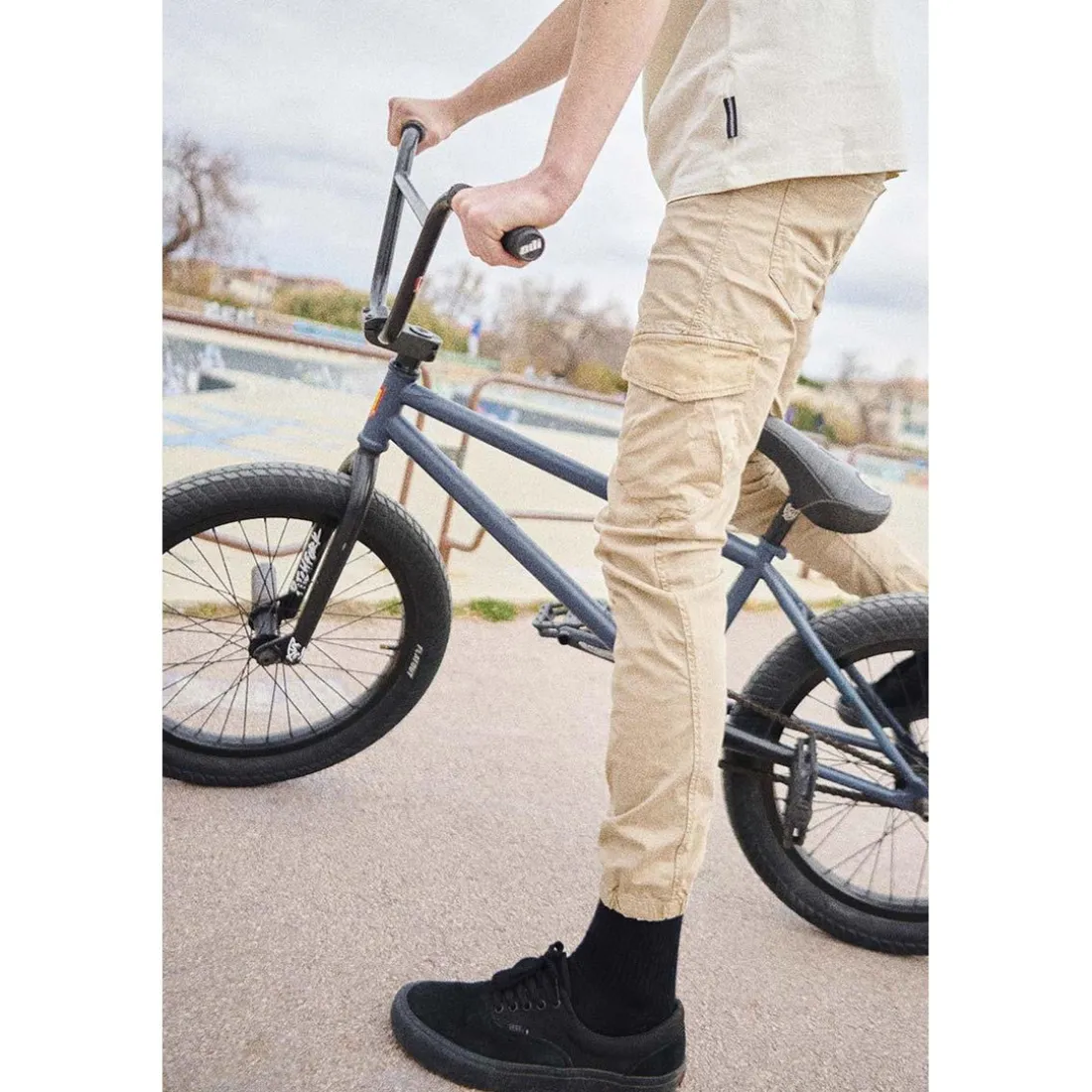 Pantalon garçon, Patos tapered arqué beige blanc en coton