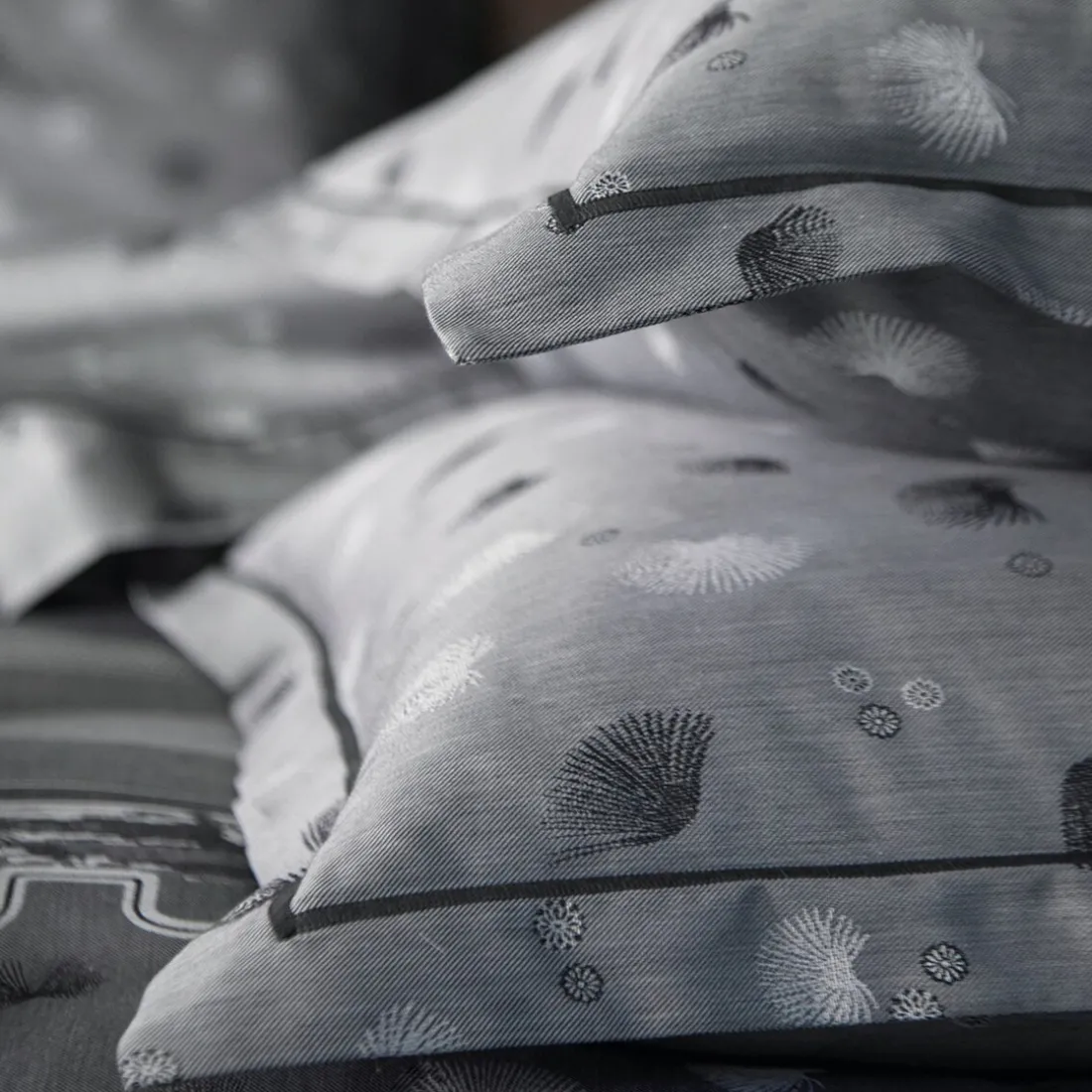Parure Housse de couette + 2 taies 65 x 65 satin jacquard KYOTO Graphite