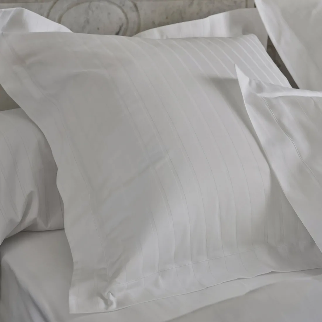 Parure Housse de Couette et 2 Taies d'oreiller DIVINE Bourdon Blanc