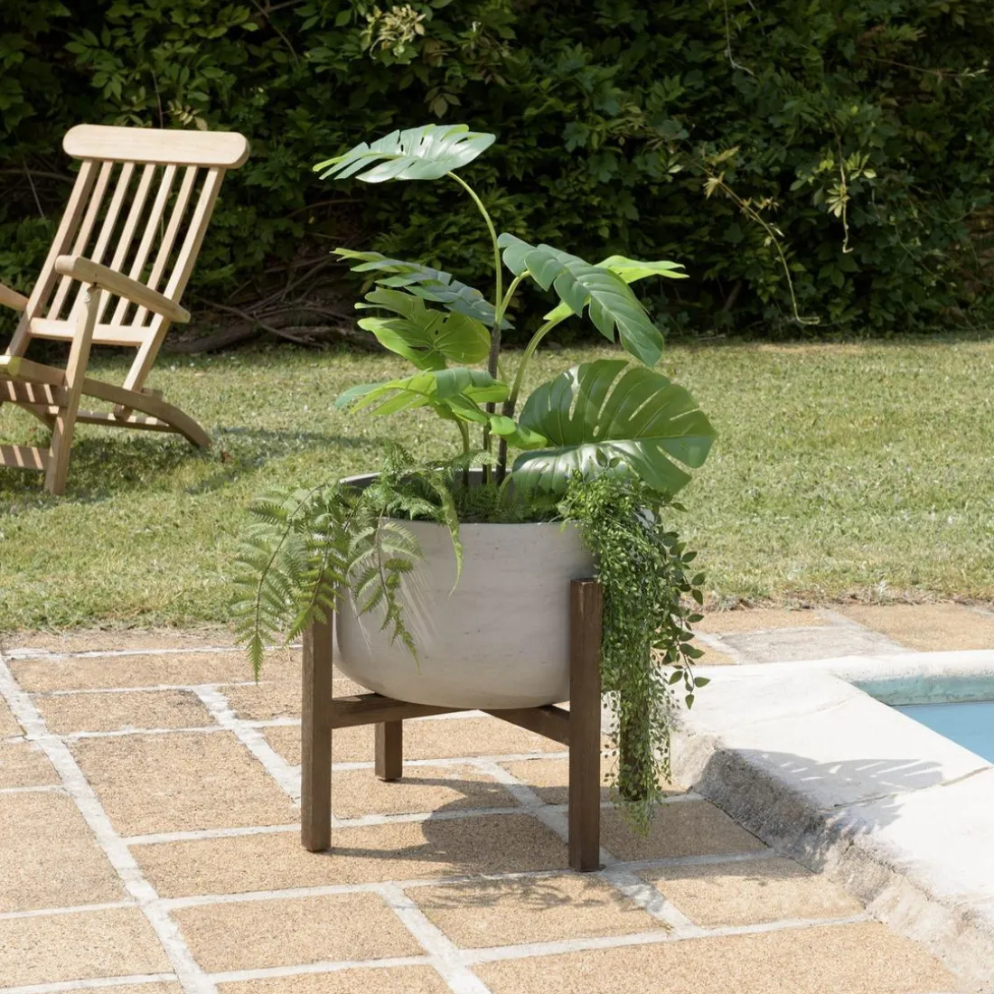 Pot de fleur rond en béton sur pieds en acacia marron HECTOR