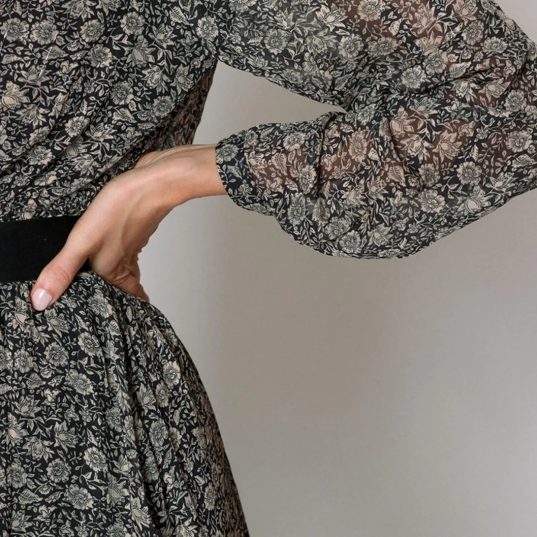 Robe courte fleurie Béatrice noir