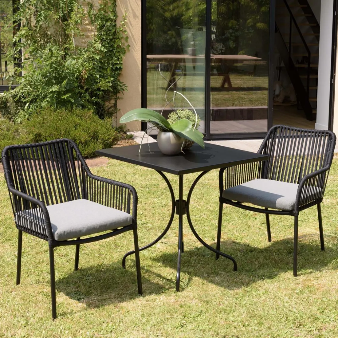 Salon de jardin 2 personnes Table carrée et 2 fauteuils gris et noirs en cordage