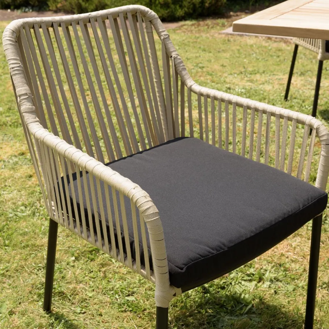Salon de jardin 2 personnes Table carrée et 2 fauteuils beiges et noirs en cordage