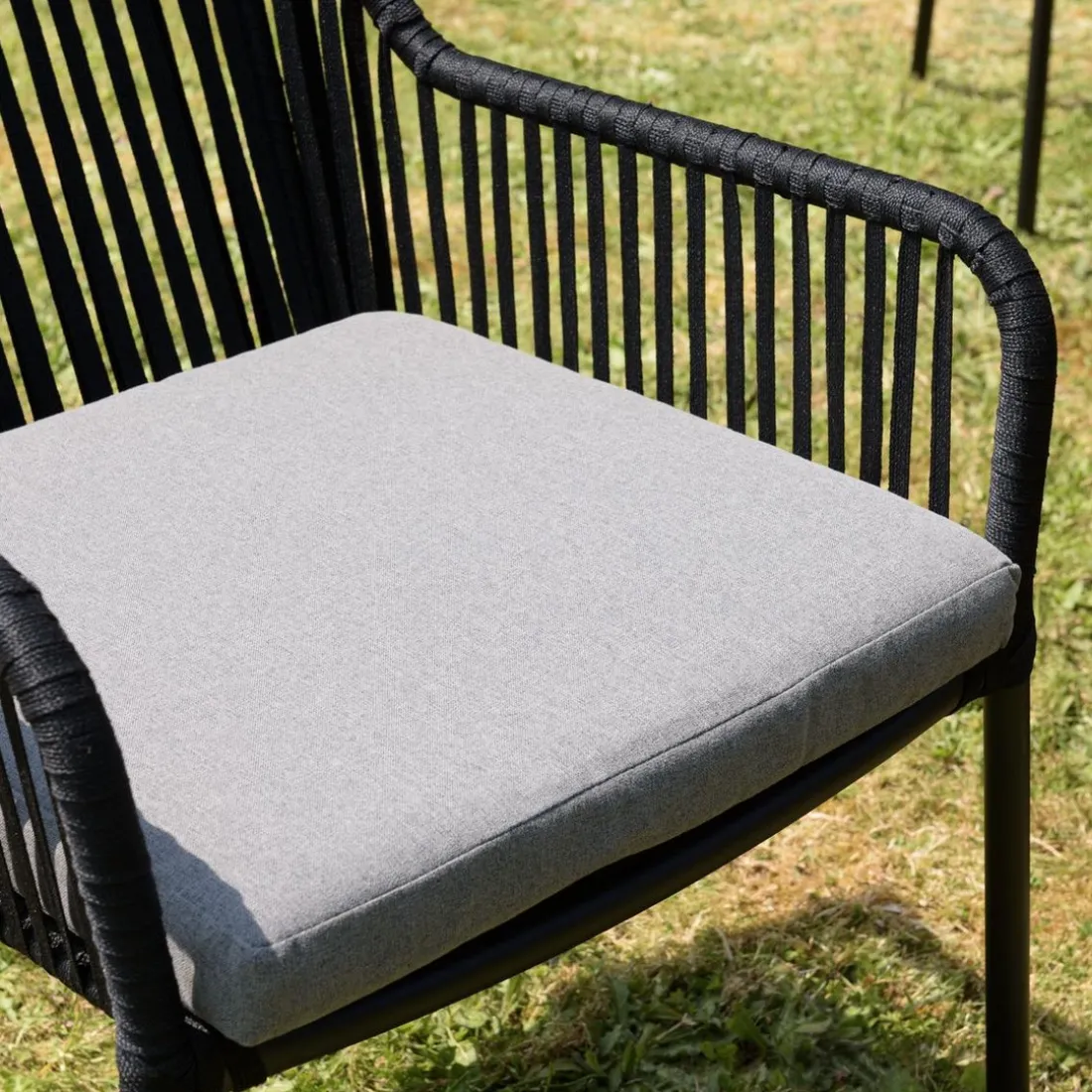 Salon de jardin 2 personnes Table ronde 70x70cm et 2 fauteuils gris et noirs en cordage