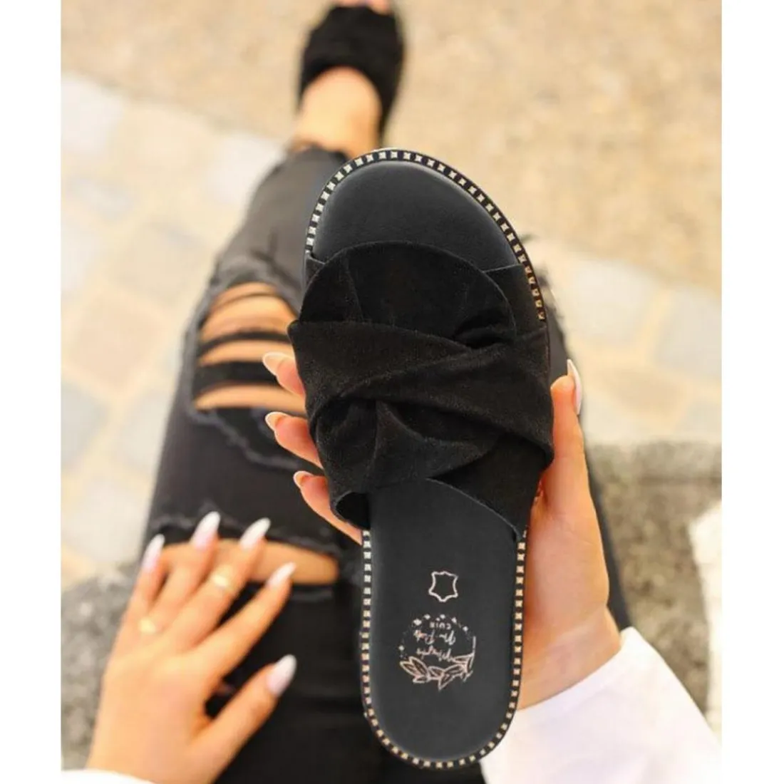Sandales plates femme cuir noire