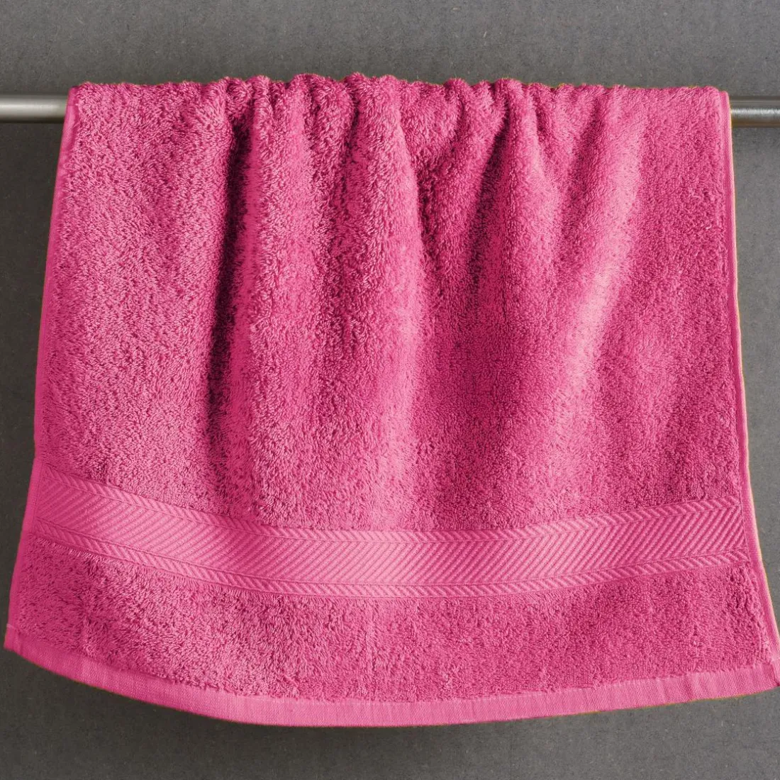 Serviette de toilette en coton CLAIRE 420g/m² personnalisable rose framboise
