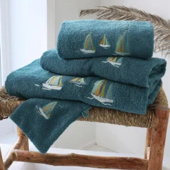 Serviette de toilette en coton 450 g/m² BATEAUX 50 x 90 cm bleu paon