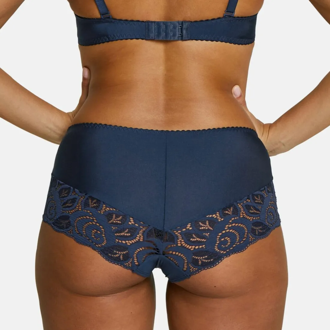 Shorty avec détails en dentelle