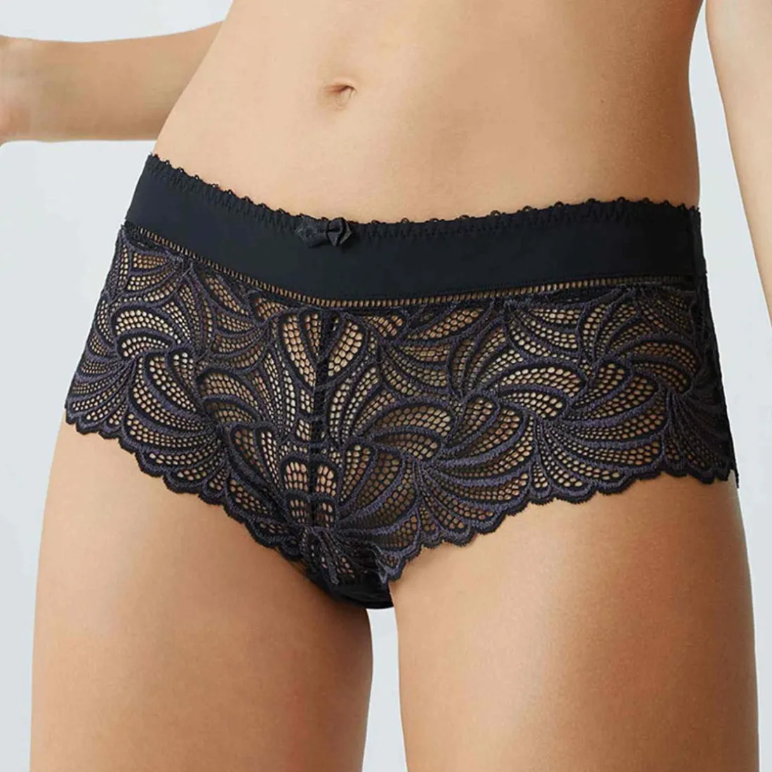 Shorty en Dentelle Ajourée avec Ceinture Large