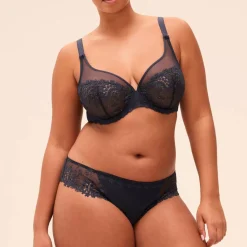 Slip en dentelle bleu saphir