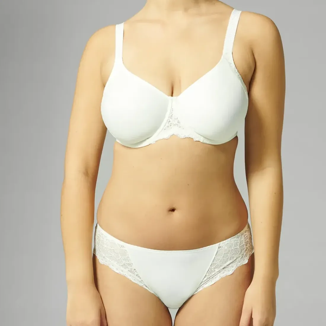 Soutien-gorge avec armatures moulé rigide naturel