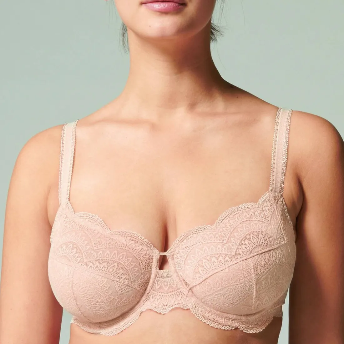 Soutien-gorge avec armatures emboitant
