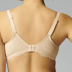 Soutien-gorge avec armatures emboitant