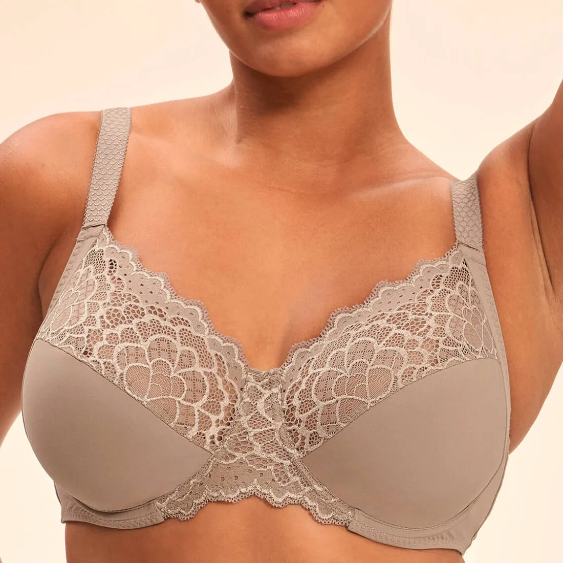 Soutien-gorge avec armature emboitant