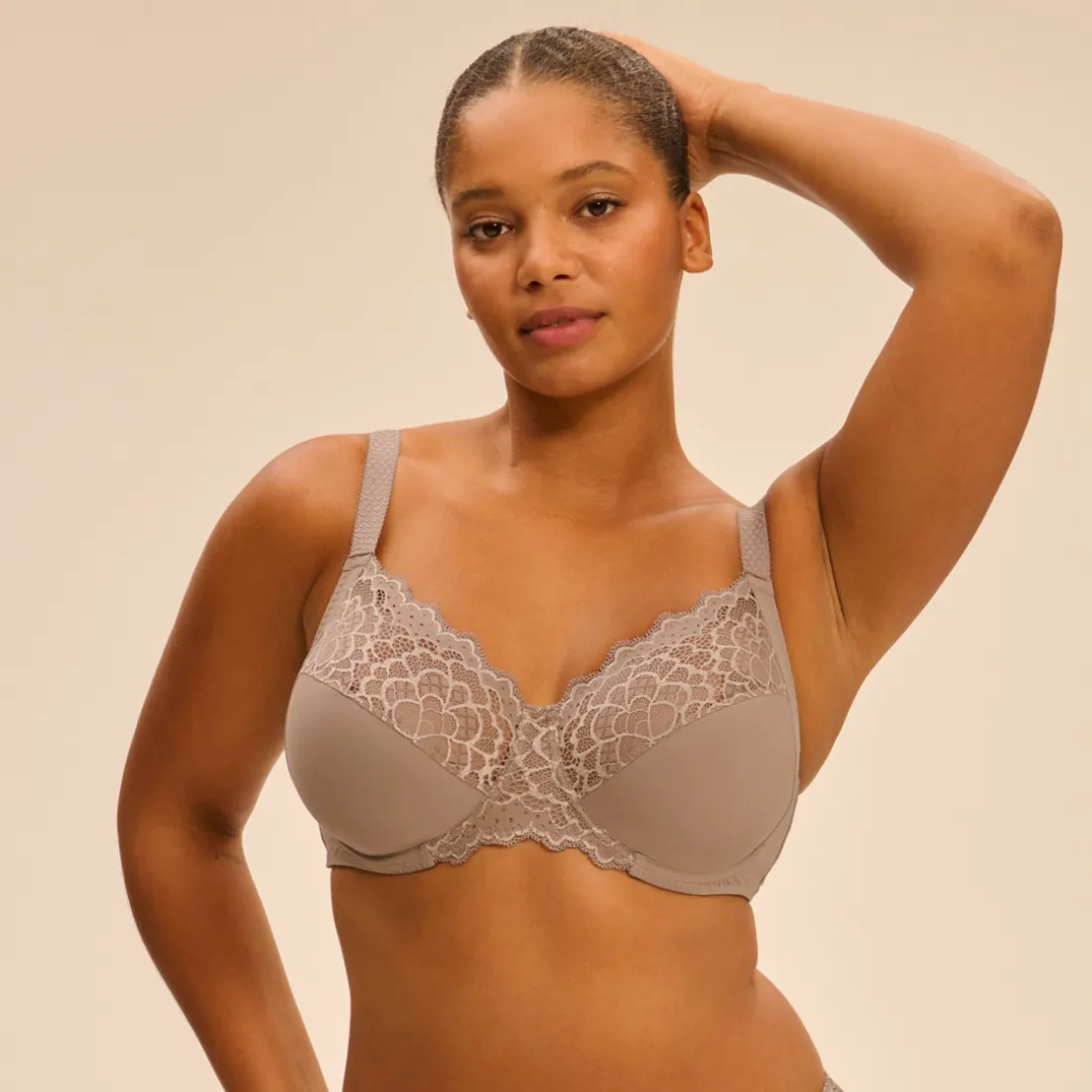 Soutien-gorge avec armature emboitant