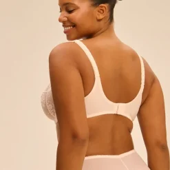 Soutien-gorge avec armature emboitant