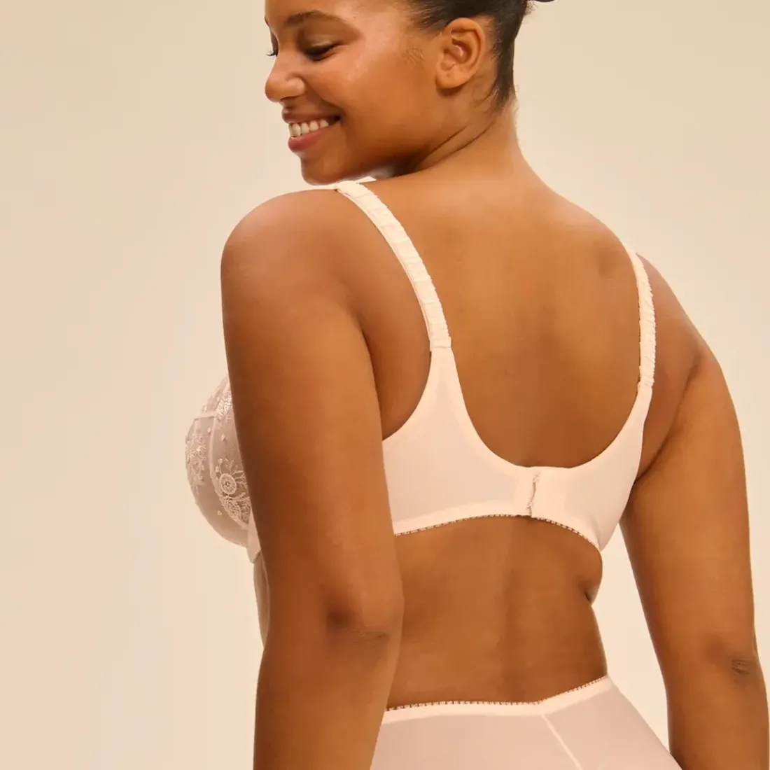 Soutien-gorge avec armature emboitant