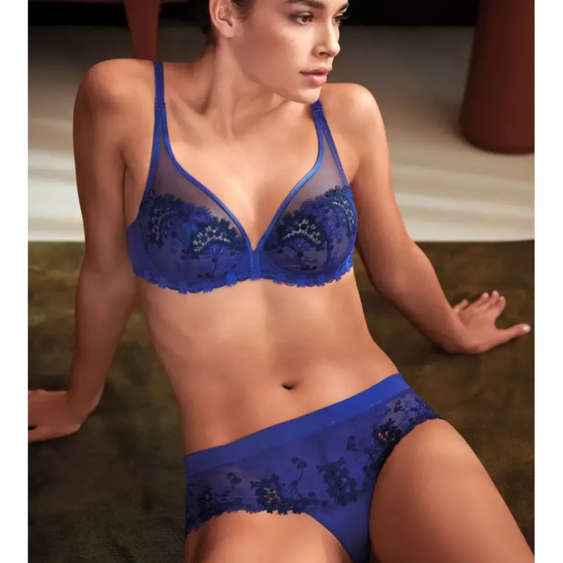 Soutien-gorge emboitant décolleté plongeant bleu