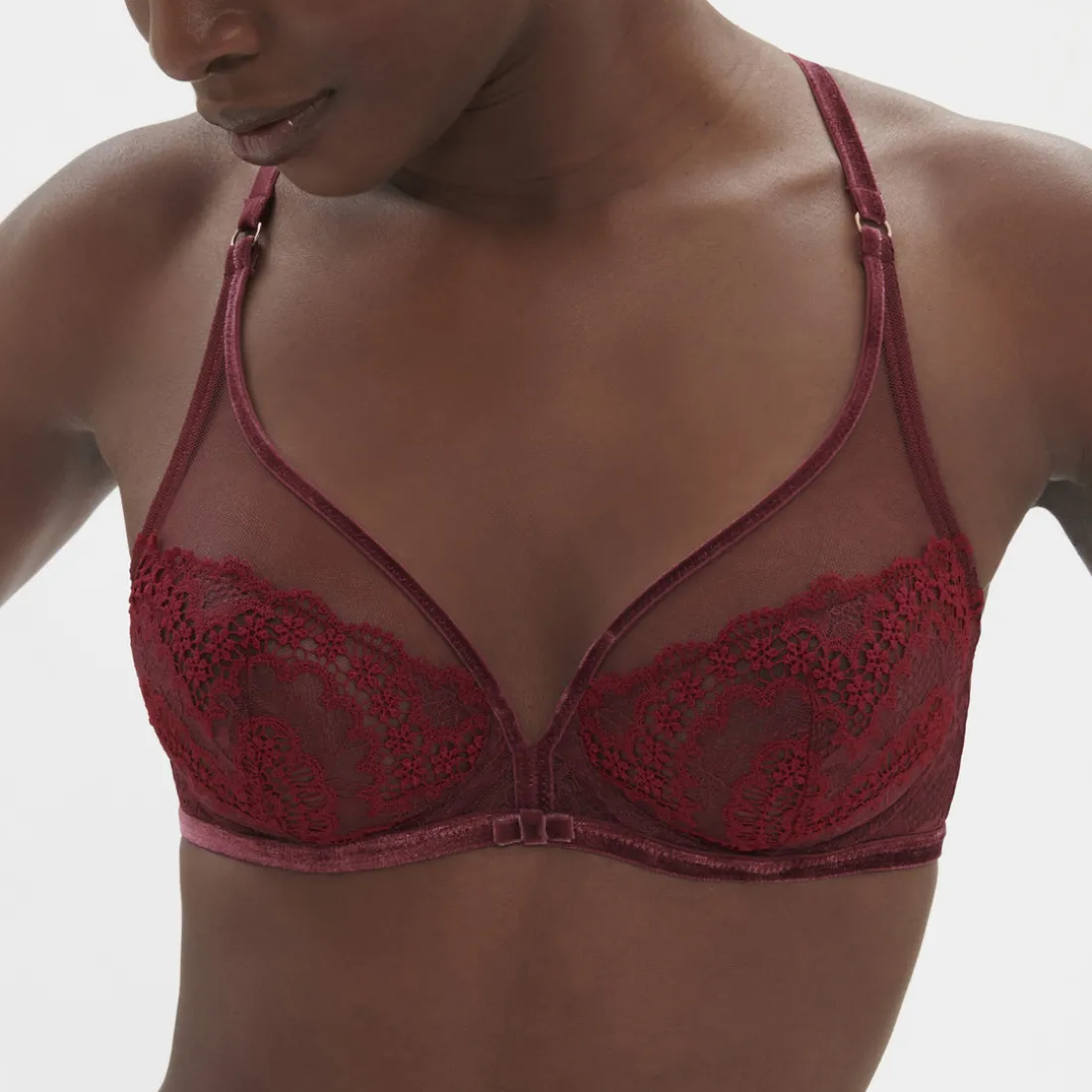 Soutien-gorge emboitant décolleté plongeant