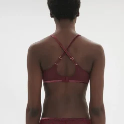 Soutien-gorge emboitant décolleté plongeant