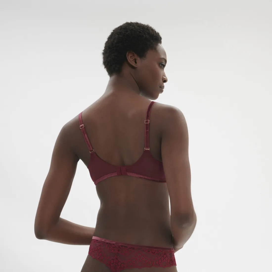 Soutien-gorge emboitant décolleté plongeant