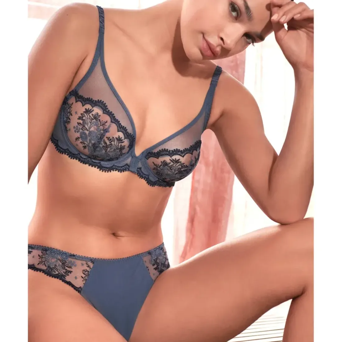 Soutien-gorge emboitant décolleté plongeant bleu