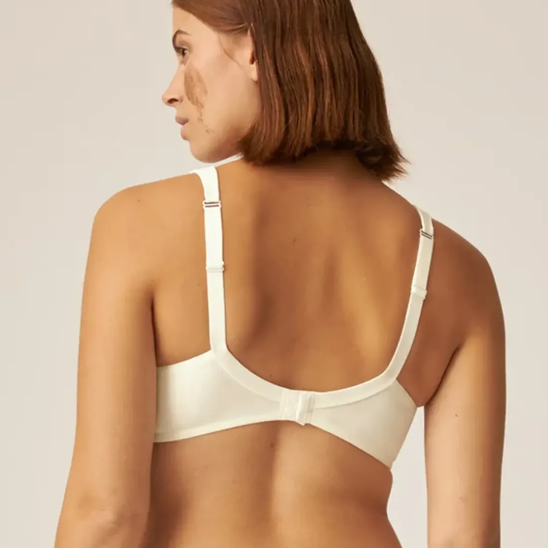 Soutien-gorge sans armatures avec coque et ruban brillant écru