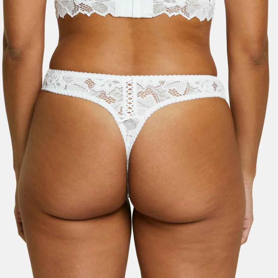 String - Blanc en dentelle