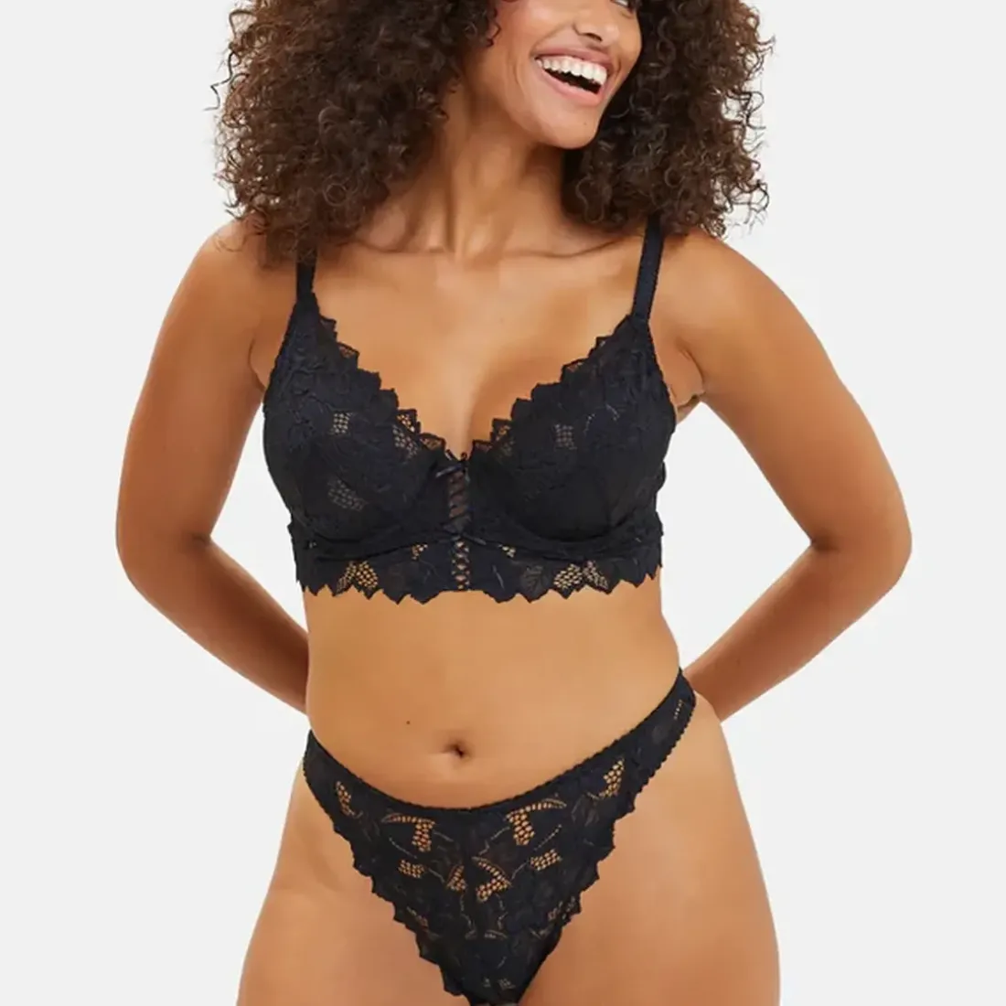 String - Noir en dentelle
