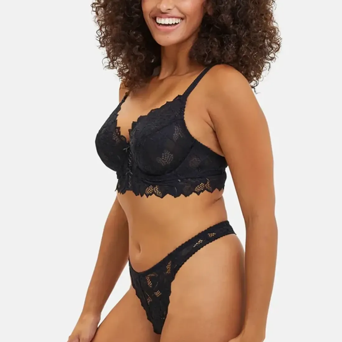 String - Noir en dentelle