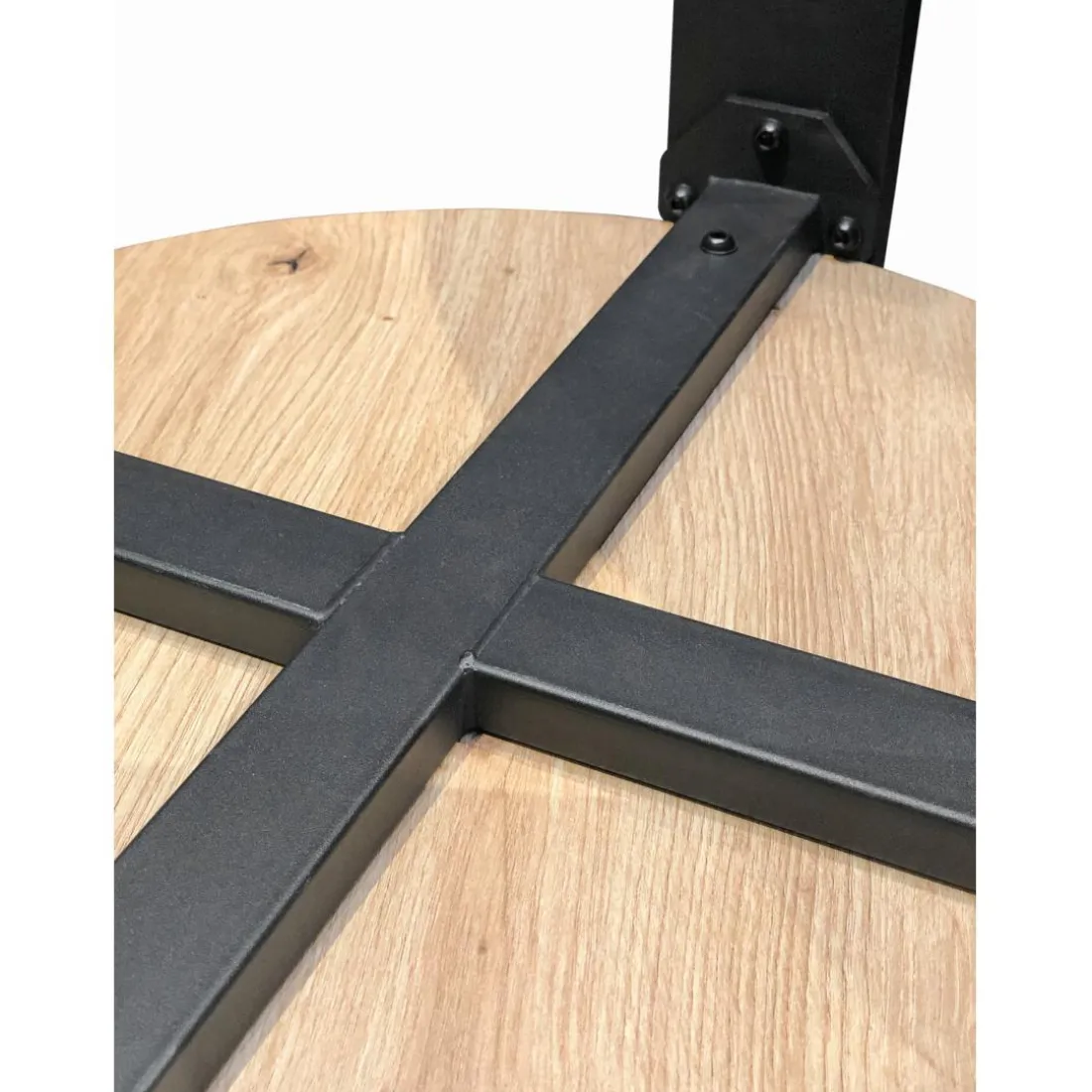 Table basse en tube d'acier peint par poudrage en noir, plateau en MDF