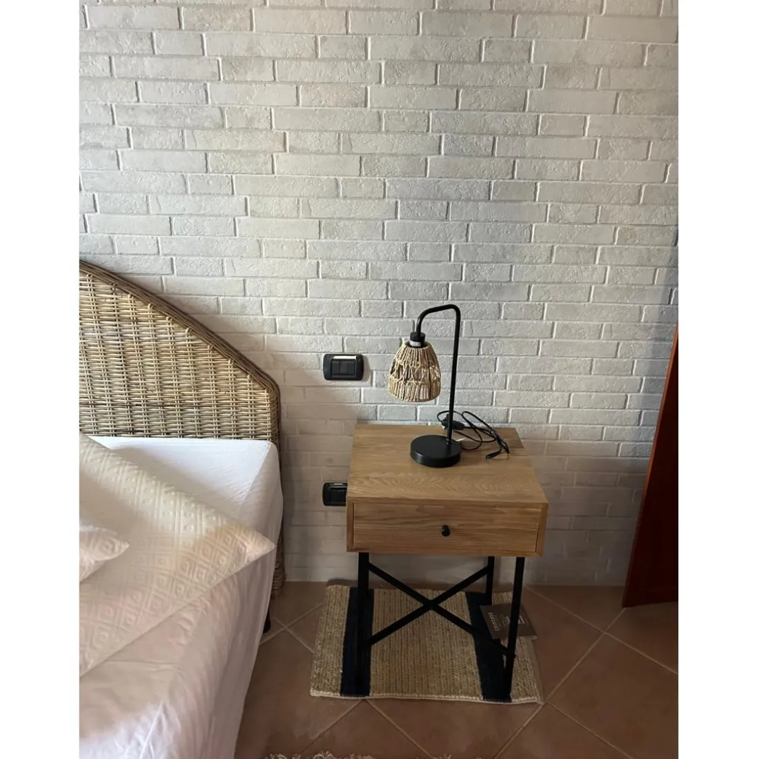 Table de Chevet TORRING son design moderne et sa structure en bois