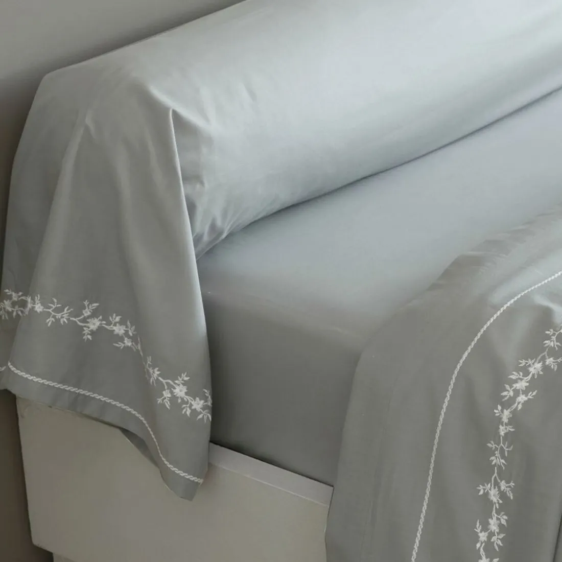 Taie d'oreiller, taie de traversin en percale de coton ADELE fleurs brodées et torsades- gris