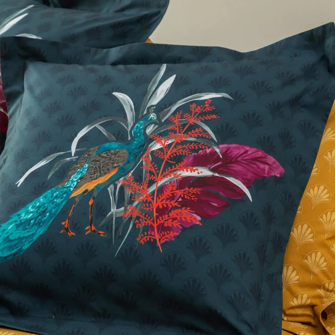 Taie d'oreiller volant motif fleurs et paonsDR. MAGNIFIQUE