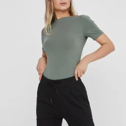 T-shirt Slim Fit Col bateau Manches courtes Longueur regular vert en coton modal
