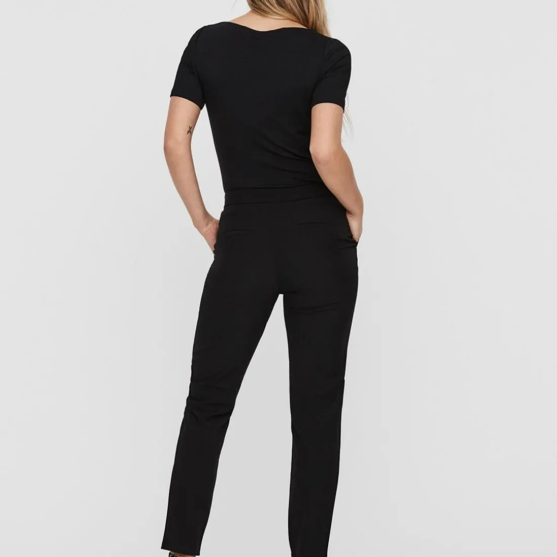T-shirt Slim Fit Col bateau Manches courtes Longueur regular noir en coton modal